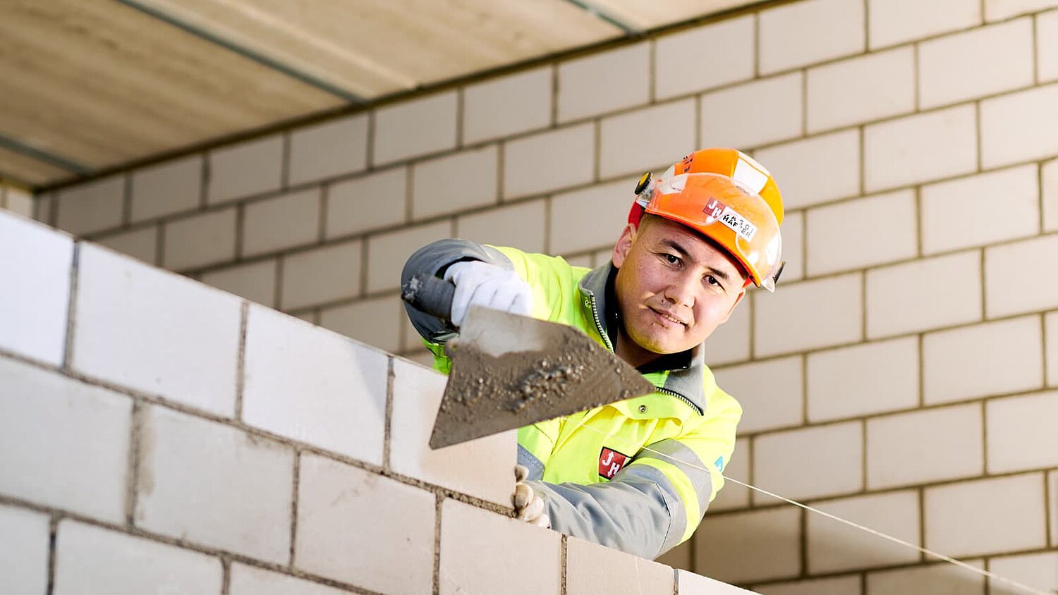 Lernender bei Jäggi+Hafter bei Maurerarbeiten.